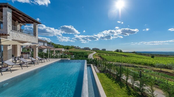 Una piscina infinita, sillones reclinables de piscina