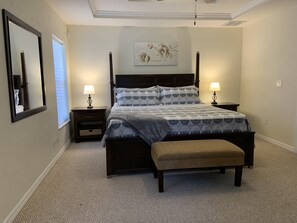 3 dormitorios, tabla de planchar con plancha, cuna de viaje