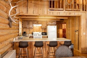 House, 3 Bedrooms | Private kitchen | Fridge, oven, coffee/tea maker, toaster - 19 - Moonlight Ridge 3 Bedroom Home by RedAwning (Big Bear City)