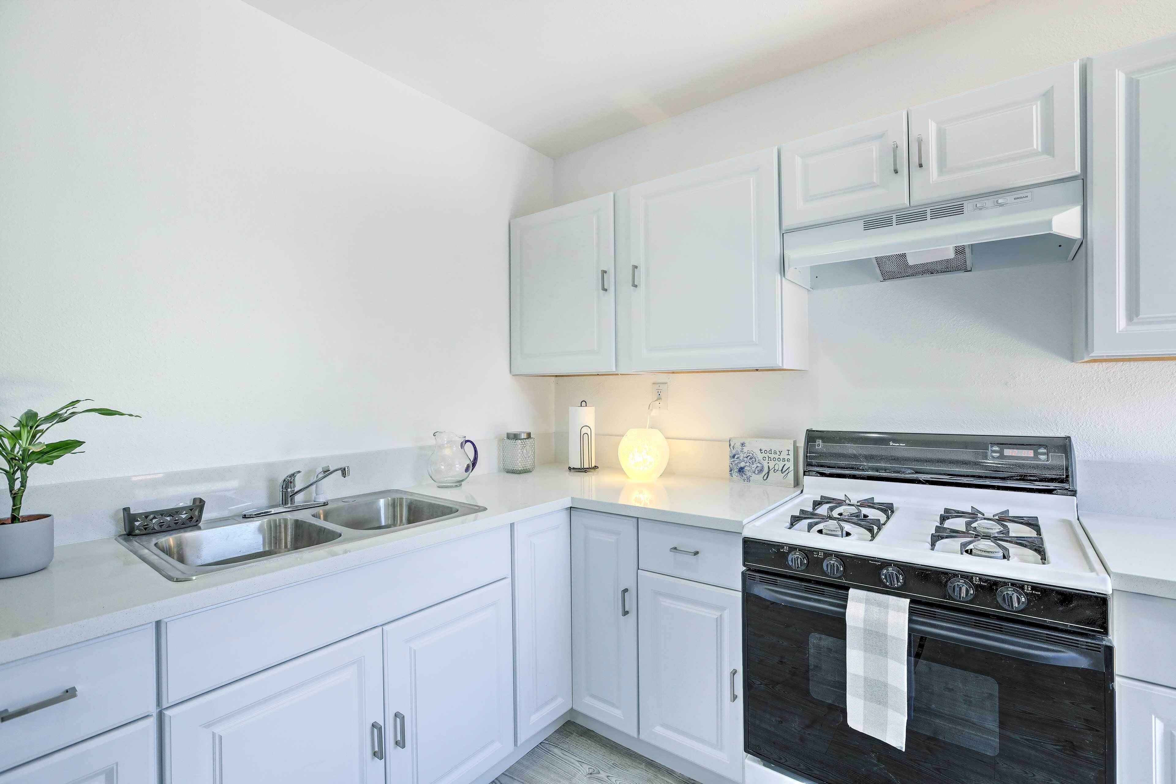 Kjøleskap, ovn, kaffetrakter/tekoker og kjøkkenutstyr