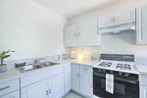 Kühlschrank, Ofen, Wasserkocher mit Kaffee-/Teezubehör