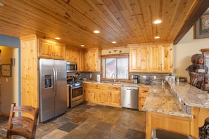 House, 3 Bedrooms | Private kitchen | Fridge, oven, coffee/tea maker, toaster