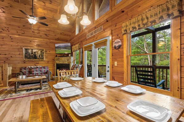 Dining - Free Tickets | Hot Tub, Pool Table, Arcade games, Easy Access "Hidden Gem" (Pigeon Forge)