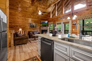 Smart TV, fireplace - Free Tickets | Hot Tub, Pool Table, Arcade games, Easy Access "Hidden Gem" (Pigeon Forge)