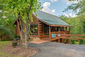Exterior - Free Tickets | Hot Tub, Pool Table, Arcade games, Easy Access "Hidden Gem" (Pigeon Forge)