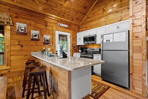 Fridge, microwave, oven, stovetop - Free Tickets | Hot Tub, Pool Table, Arcade games, Easy Access "Hidden Gem" (Pigeon Forge)