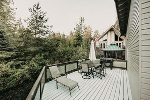 Cabin, 3 Bedrooms | Property grounds - 80mbr - Hot Tub - Wifi - Bbq - Wood Stove - Sleeps 9! 3 Bedroom Home by RedAwning (Deming)