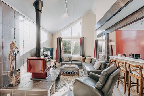 80mbr - Hot Tub - Wifi - Bbq - Wood Stove - Sleeps 9! 3 Bedroom Home by RedAwning