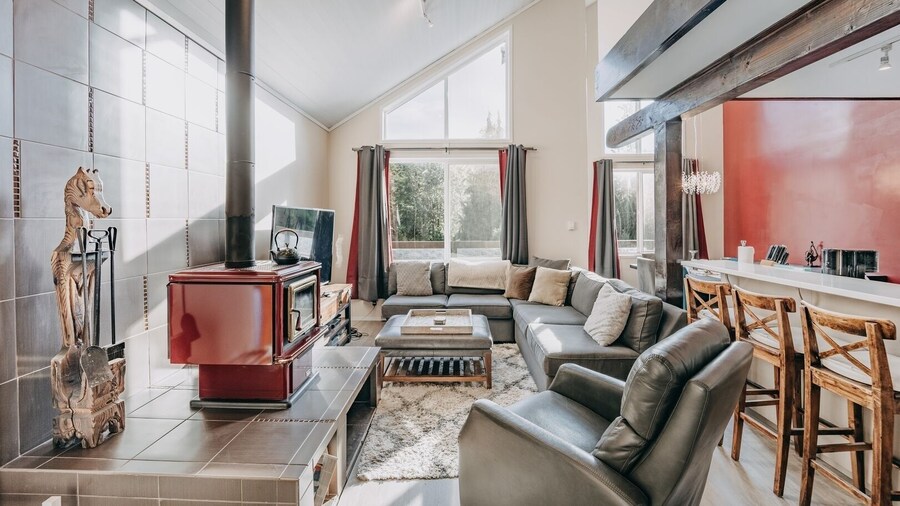 80mbr - Hot Tub - Wifi - Bbq - Wood Stove - Sleeps 9! 3 Bedroom Home by RedAwning