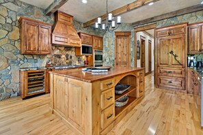 冰箱、微波炉、烤箱、炉灶