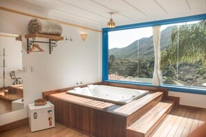 Đồ dùng nhà tắm miễn phí, máy sấy tóc, khăn tắm 