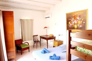 2 makuuhuonetta, työpöytä, ilmainen Wi-Fi, vuodevaatteet