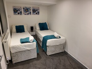 4 bedrooms, iron/ironing board, free WiFi, bed sheets