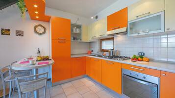 Family Apartment, 1 Bedroom, 2 Bathrooms (VistaLago Green Residence 100m From) | Private kitchen | Fridge, microwave, oven, stovetop