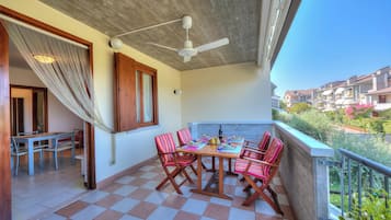 Family Apartment, 1 Bedroom, 2 Bathrooms (VistaLago Green Residence 100m From) | Outdoor dining