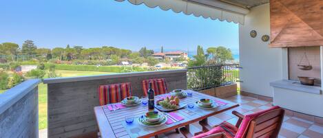 Appartamento familiare, 1 camera da letto, 2 bagni (VistaLago Green Residence 100m From) | Ristorazione all'aperto