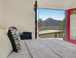 2 quartos, ferros/tábuas de passar roupa, berço de viagem