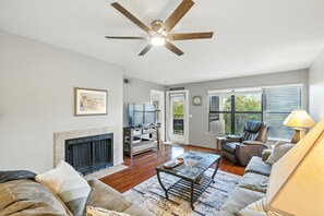 Télévision, cheminée