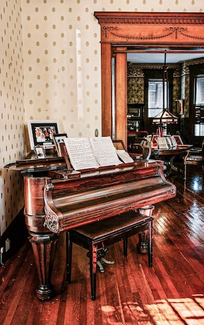 Interior - Deluxe Queen & Pet Friendly - Curry Mansion Inn (Key West)