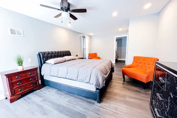 Classic House | Desk, soundproofing, free WiFi - The Cedar Chateau (Niagara Falls)