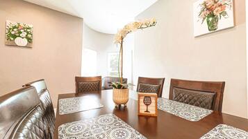 Classic House | Dining room