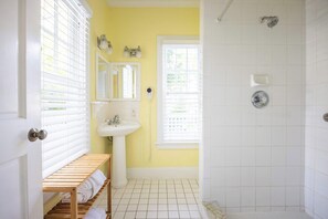 Douche, séchoir à cheveux, serviettes fournies