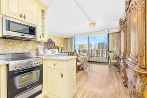 Frigorífico, microondas, horno y placa de cocina