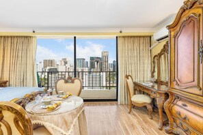 Escritorio, tabla de planchar con plancha, wifi gratis y ropa de cama