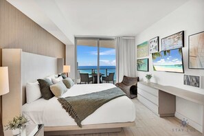 1 habitación, escritorio, tabla de planchar con plancha y cuna de viaje 