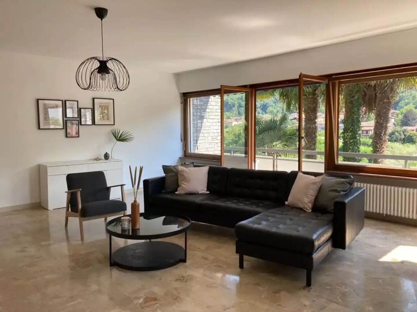 TV connectée, cheminée, livres, chaîne hi-fi