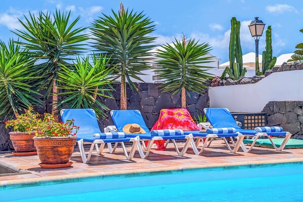 A heated pool - Villa Emilia - Two Bedroom Villa, Sleeps 4 (Playa Blanca)