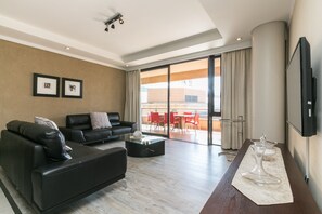 TV - Raphael Penthouse | Square and Mall and Pool Access (Johannesburg)