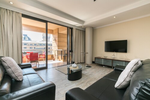 Raphael Penthouse | Square and Mall and Pool Access
