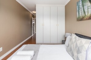 2 bedrooms, desk, iron/ironing board, WiFi