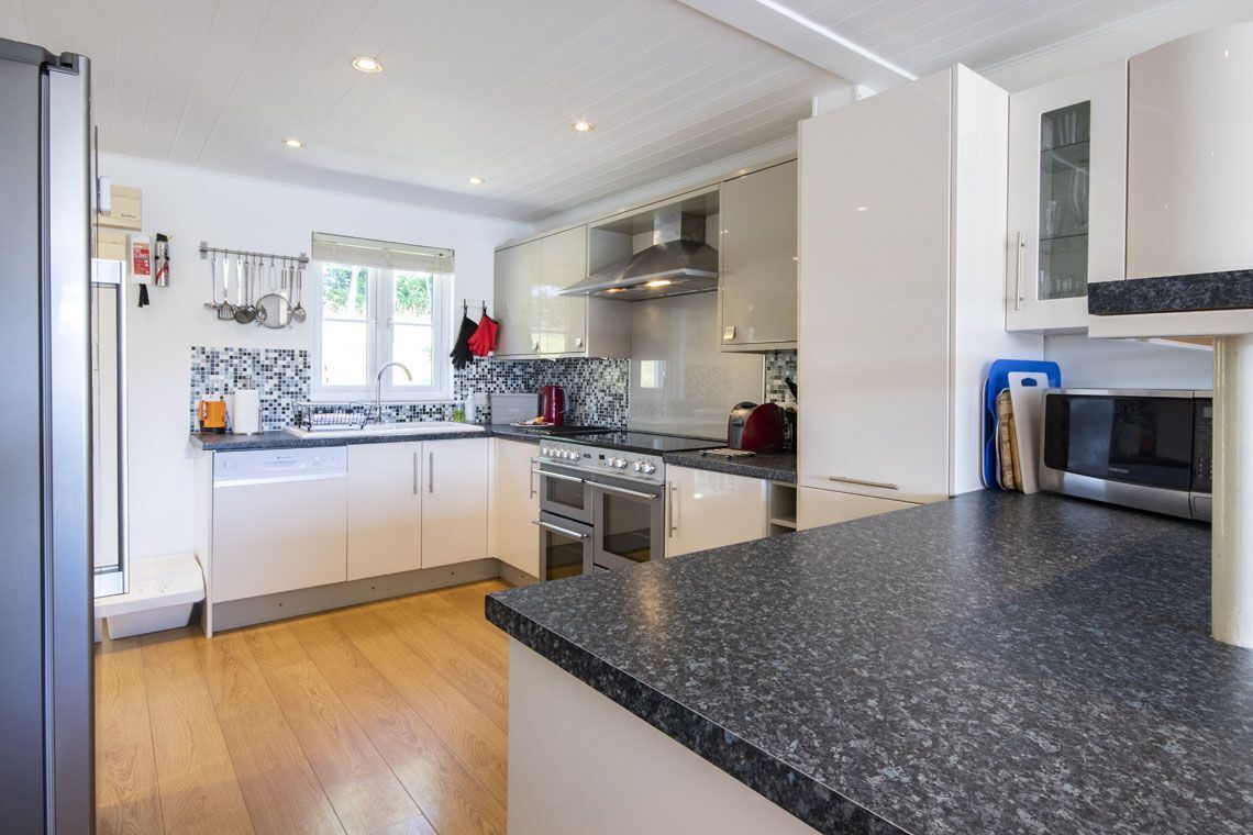 Jääkaappi, mikroaaltouuni, uuni, astianpesukone