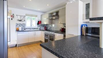 Jääkaappi, mikroaaltouuni, uuni, astianpesukone