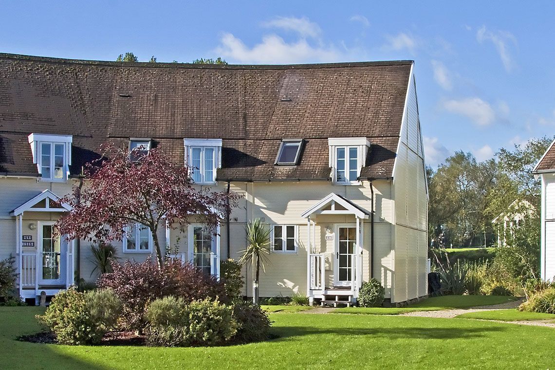 Un bâtiment à deux étages, doté d’un toit en pente, de nombreuses fenêtres et d’un petit porche.