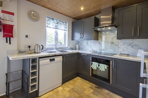 Kühlschrank, Mikrowelle, Ofen, Geschirrspüler