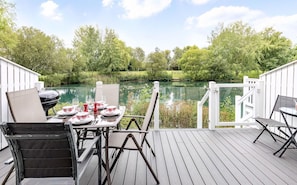 Outdoor dining - Isis Lakes 79, Reflections (P) - Lakeside Lodge, On-Site Activities, Sleeps 6 (SOUTH CERNEY)