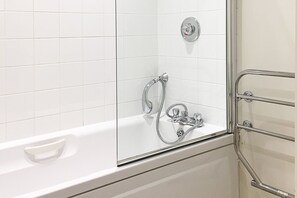 Combined shower/tub, hair dryer, towels