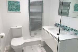 Combined shower/bathtub, hair dryer, towels