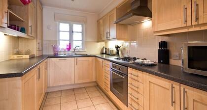 Windrush Lake 89, Lodge View (P)