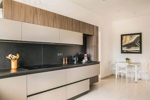 Réfrigérateur, four à micro-ondes, un four, lave-vaisselle