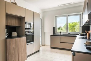 Réfrigérateur, four à micro-ondes, un four, lave-vaisselle