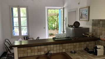 Een koelkast, een microgolfoven, een oven, een kookplaat