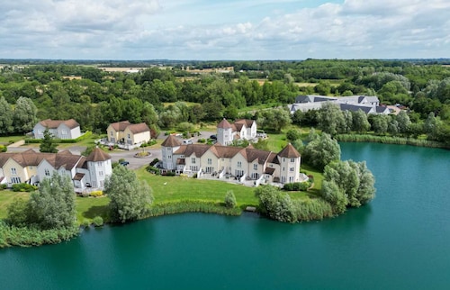 Windrush Lake 88, Waterside