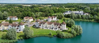 Windrush Lake 88, Waterside