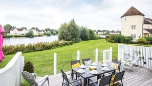 Outdoor dining - Windrush Lake 88, Waterside (SOUTH CERNEY)