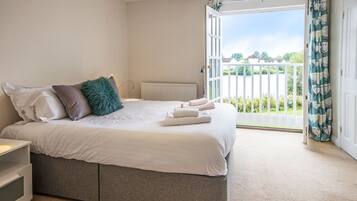 4 Schlafzimmer, BĂŒgeleisen/BĂŒgelbrett, kostenloses WLAN, BettwĂ€sche