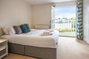 4 bedrooms, iron/ironing board, free WiFi, bed sheets - Windrush Lake 88, Waterside (SOUTH CERNEY)